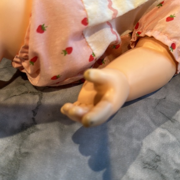 Vintage American Greetings Strawberry Shortcake Blow kiss doll in Original Dress - Picture 8 of 8